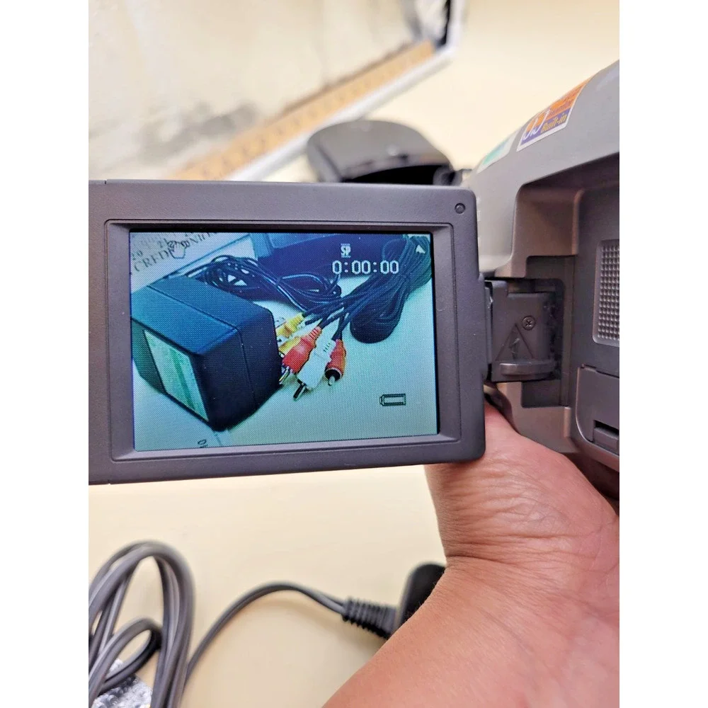 Sony CCD-TRV52 Video8 Handycam Camcorder 3.5 LCD 30x Zoom Powers On w/ Box